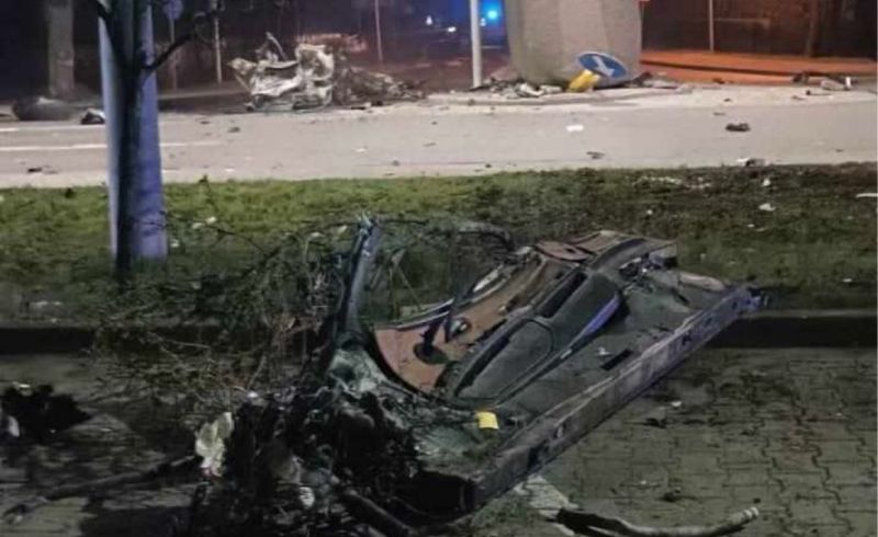 4/5 BMW rozbiło się o kamień i stanęło w płomieniach. Nie żyje jedna osoba