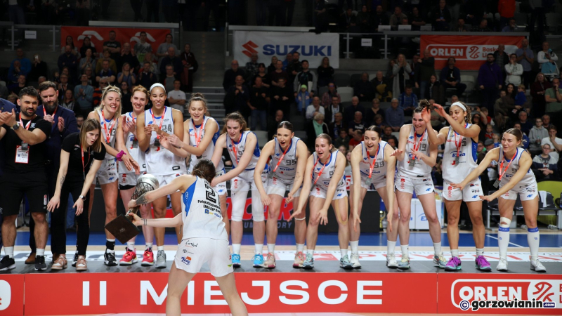 7/11 Dekoracja wicemistrzyń Polski w koszykówce 2023/24