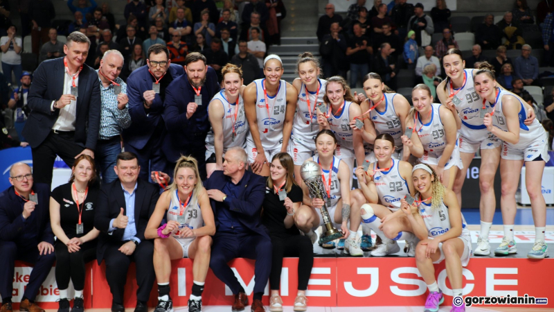 10/11 Dekoracja wicemistrzyń Polski w koszykówce 2023/24