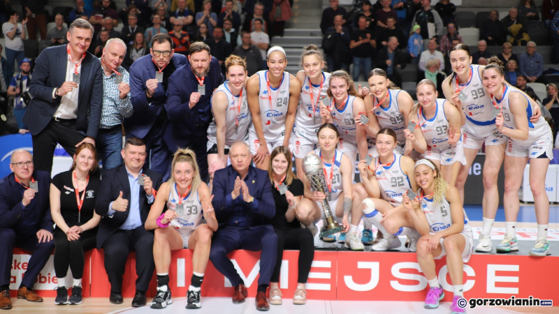 11/11 Dekoracja wicemistrzyń Polski w koszykówce 2023/24