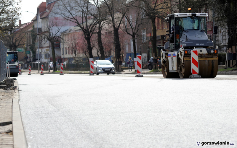 2/11 Układanie asfaltu na Kosynierów Gdyńskich w Gorzowie