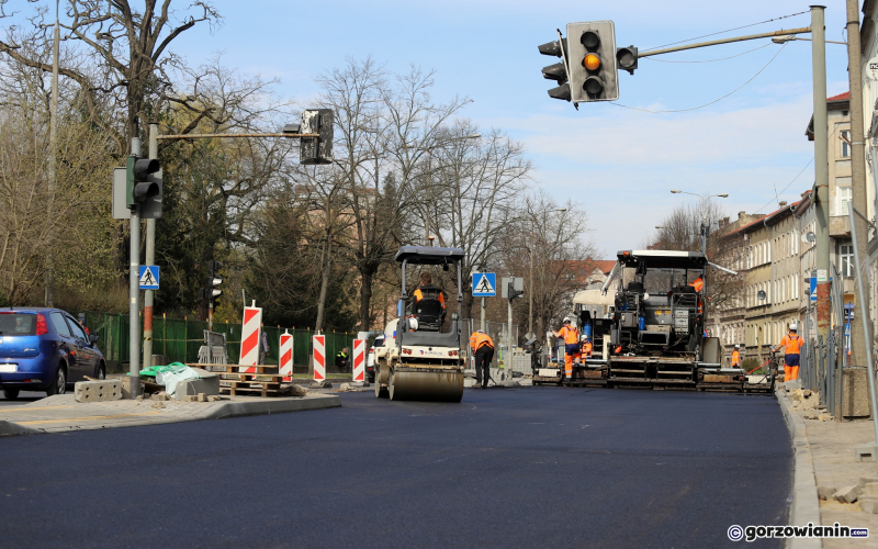 3/11 Układanie asfaltu na Kosynierów Gdyńskich w Gorzowie