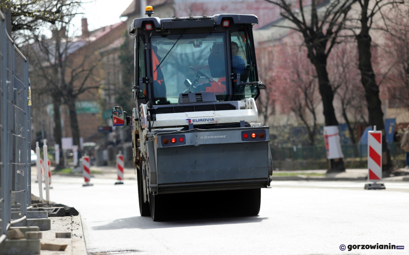 4/11 Układanie asfaltu na Kosynierów Gdyńskich w Gorzowie