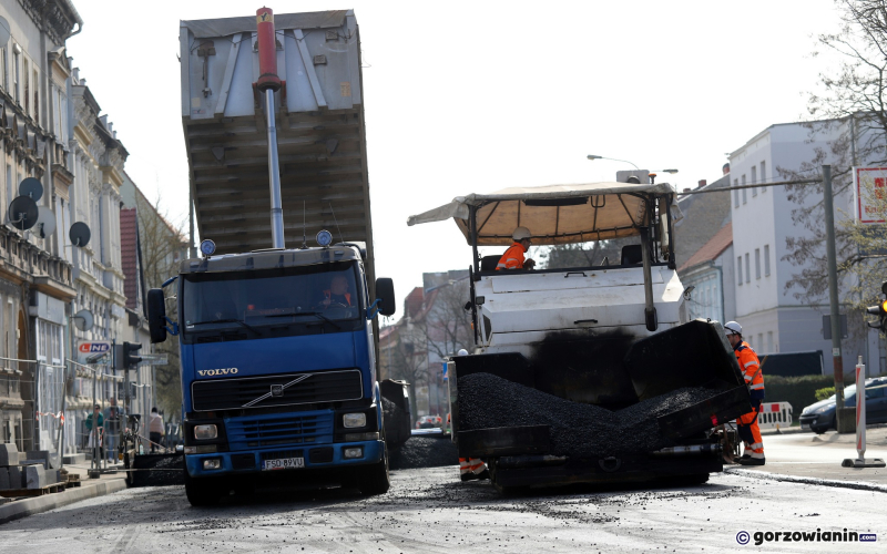 8/11 Układanie asfaltu na Kosynierów Gdyńskich w Gorzowie