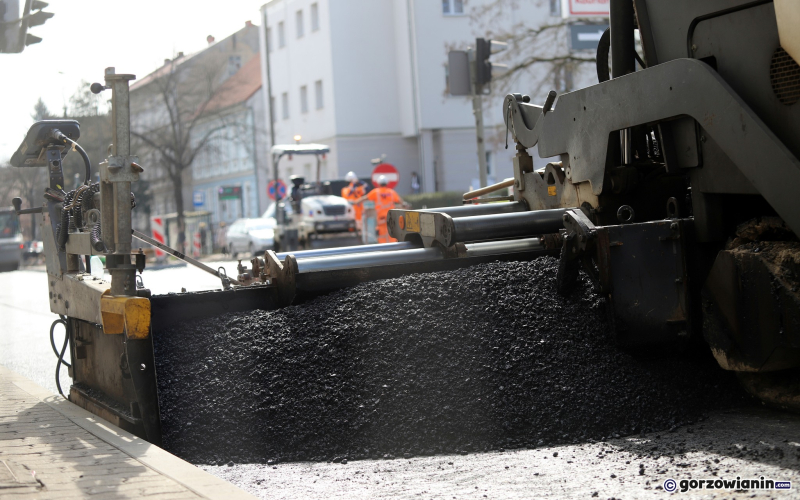 11/11 Układanie asfaltu na Kosynierów Gdyńskich w Gorzowie