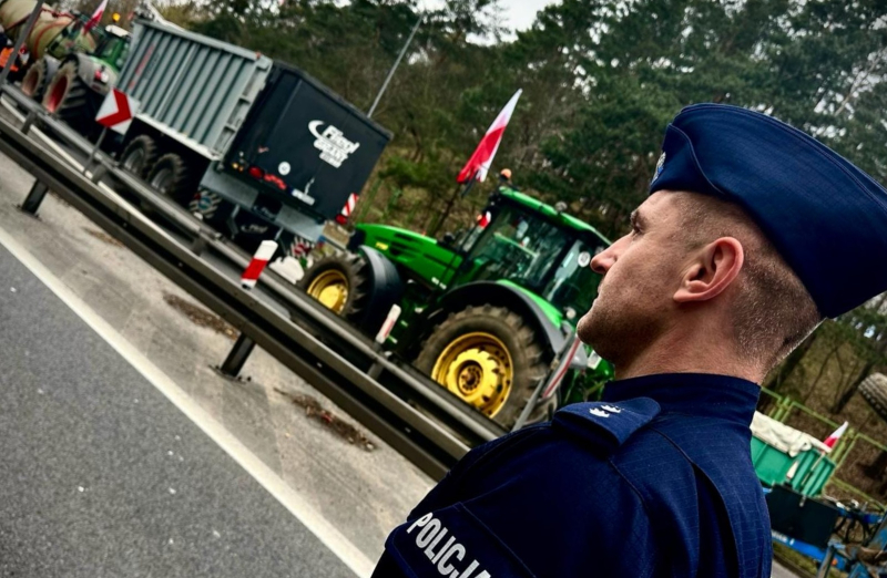 2/6 Rolnicy blokują autostradę A2 w Świecku