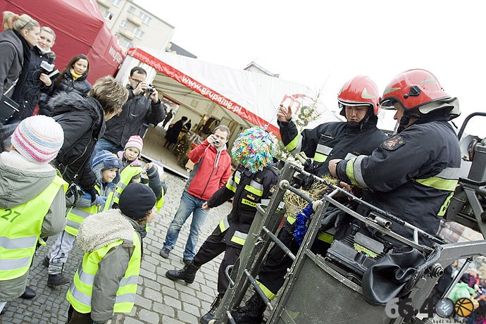 1/20 Gorzów: Dzieci ubrały miejską choinkę na Starym Rynku