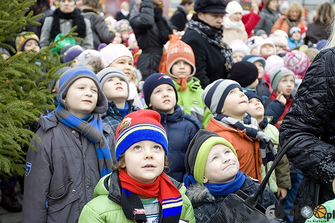 2/20 Gorzów: Dzieci ubrały miejską choinkę na Starym Rynku