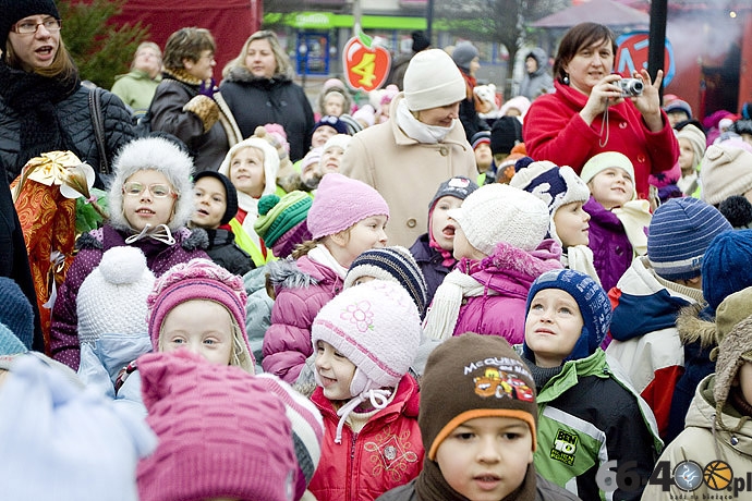 3/20 Gorzów: Dzieci ubrały miejską choinkę na Starym Rynku