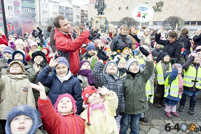 4/20 Gorzów: Dzieci ubrały miejską choinkę na Starym Rynku