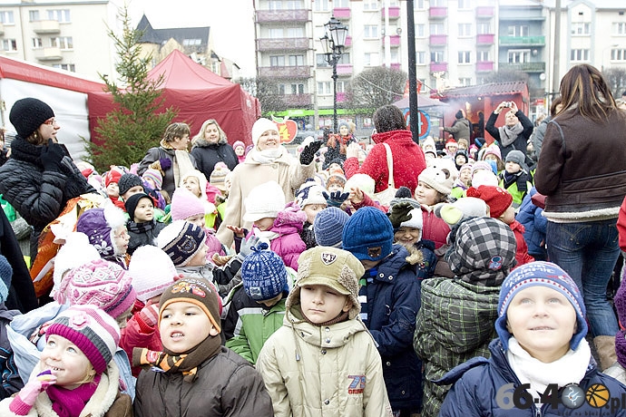 5/20 Gorzów: Dzieci ubrały miejską choinkę na Starym Rynku