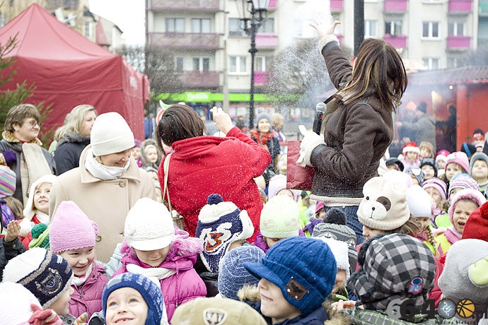 6/20 Gorzów: Dzieci ubrały miejską choinkę na Starym Rynku