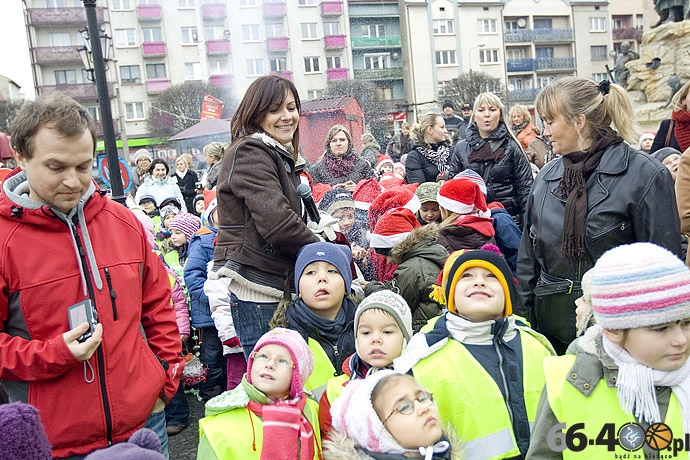 7/20 Gorzów: Dzieci ubrały miejską choinkę na Starym Rynku