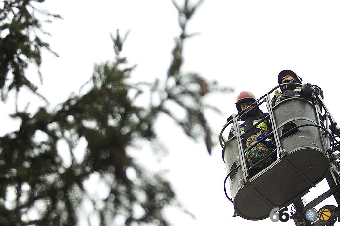 8/20 Gorzów: Dzieci ubrały miejską choinkę na Starym Rynku