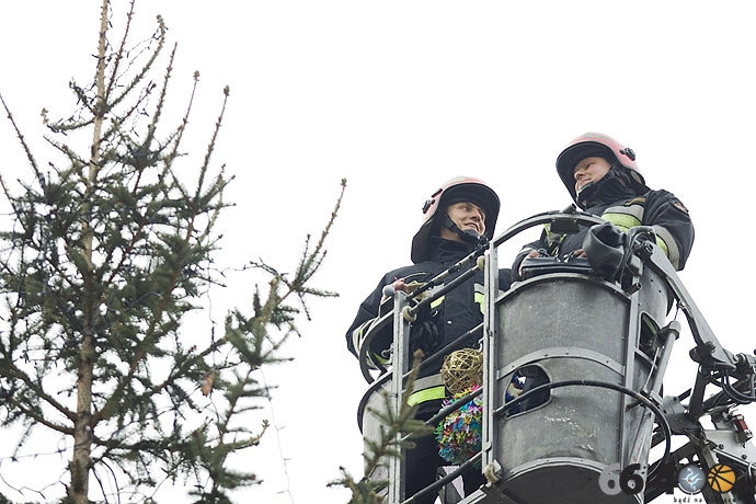 10/20 Gorzów: Dzieci ubrały miejską choinkę na Starym Rynku