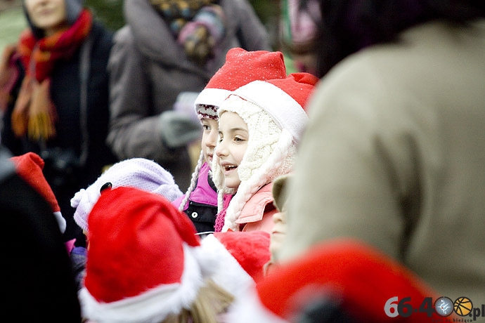 13/20 Gorzów: Dzieci ubrały miejską choinkę na Starym Rynku
