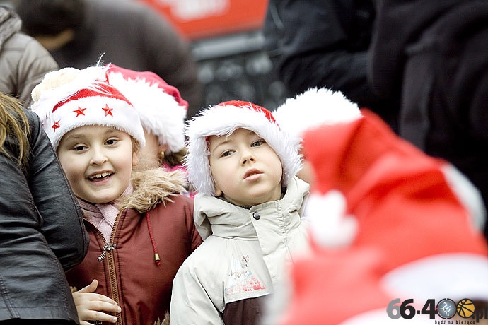 14/20 Gorzów: Dzieci ubrały miejską choinkę na Starym Rynku