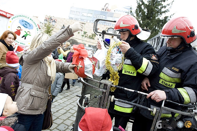 16/20 Gorzów: Dzieci ubrały miejską choinkę na Starym Rynku