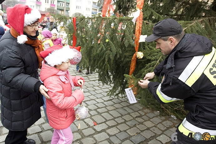 18/20 Gorzów: Dzieci ubrały miejską choinkę na Starym Rynku