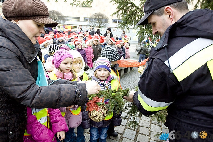 19/20 Gorzów: Dzieci ubrały miejską choinkę na Starym Rynku