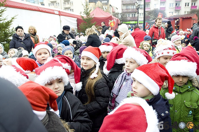 20/20 Gorzów: Dzieci ubrały miejską choinkę na Starym Rynku