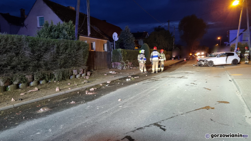 3/7 Kierujący roztrzaskał BMW o betonowy murek