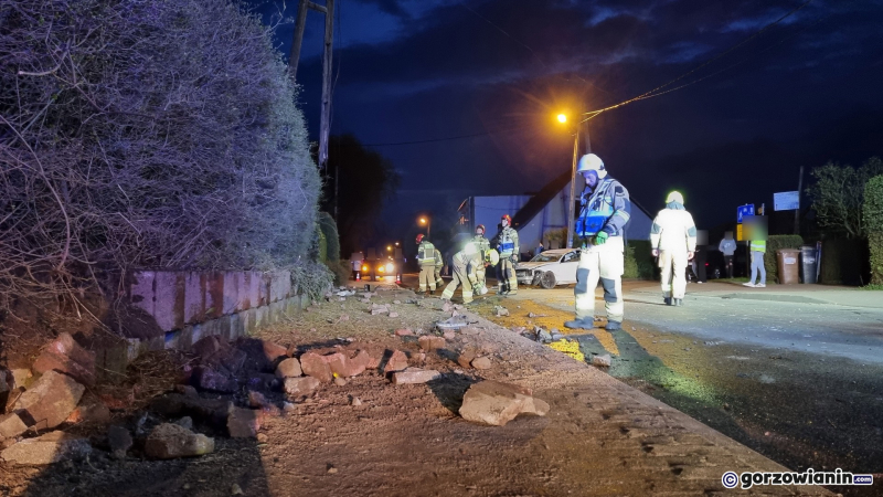 7/7 Kierujący roztrzaskał BMW o betonowy murek