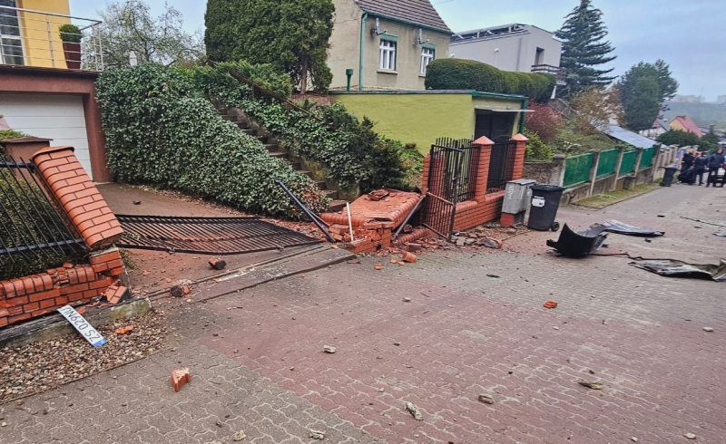 4/8 Kierowca alfy romeo uderzył w ogrodzenie przy ul. Żwirowej