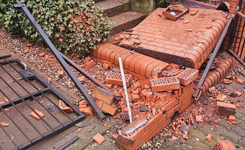 5/8 Kierowca alfy romeo uderzył w ogrodzenie przy ul. Żwirowej