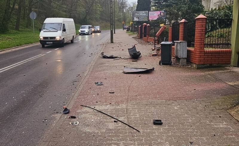 7/8 Kierowca alfy romeo uderzył w ogrodzenie przy ul. Żwirowej