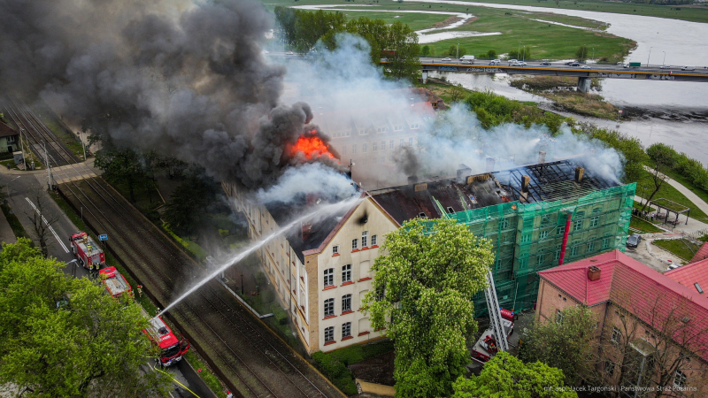 16/16 Potężny pożar uczelni w Gorzowie. Płonie drugi budynek