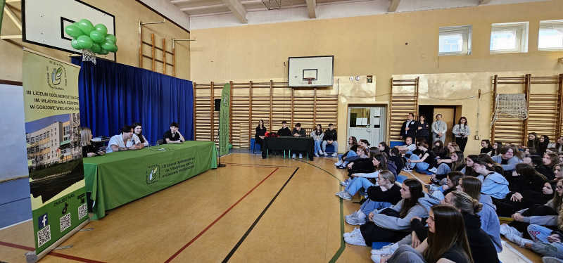 3/7 Dawid Kwiatkowski w III LO rozmawia z młodzieżą o hejcie
