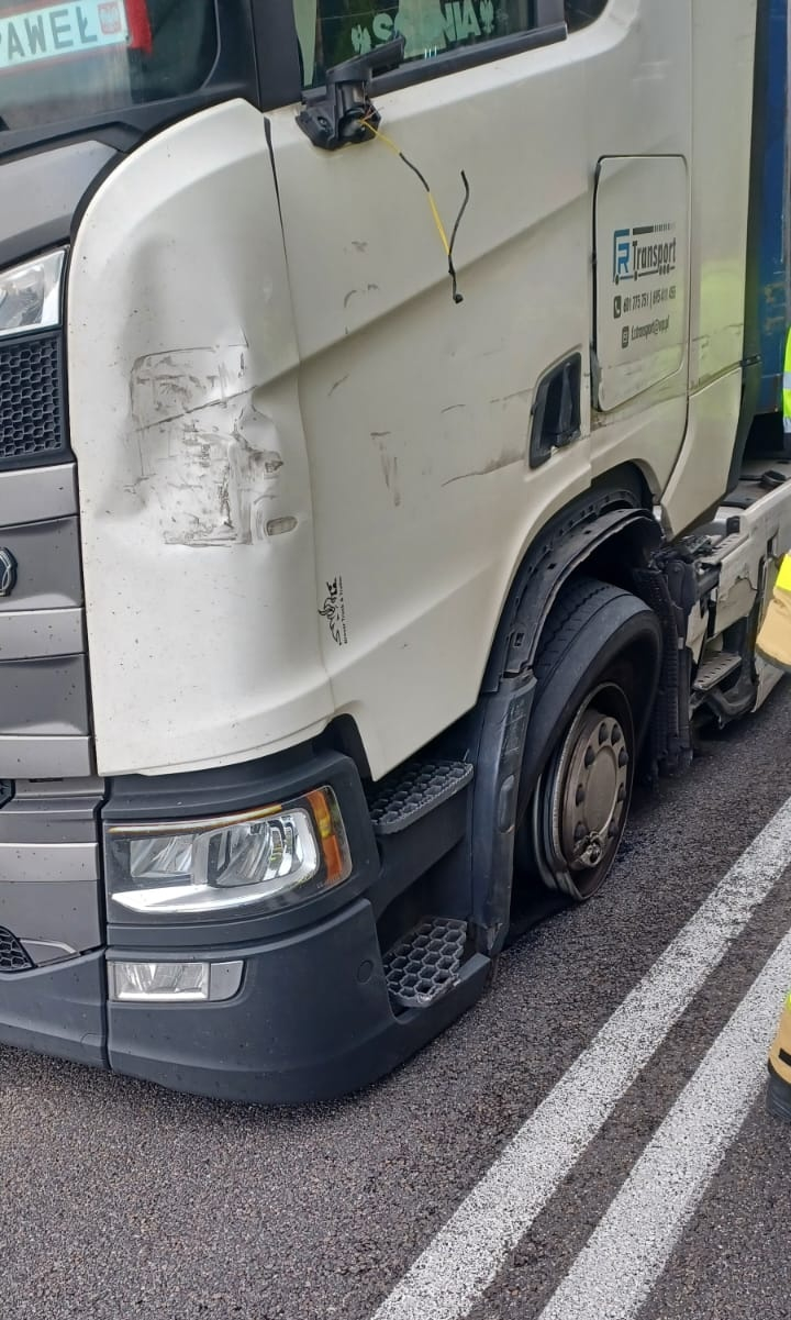 4/7 Zderzenie busa z ciężarówką na starej trójce