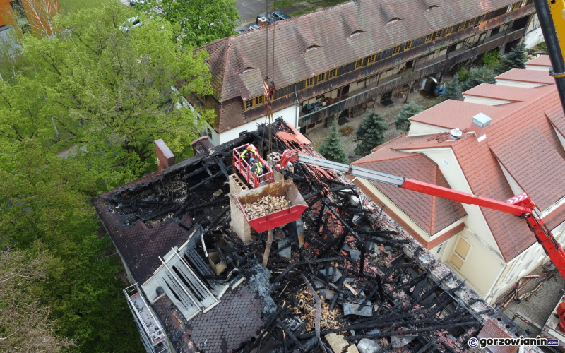 3/5 Rozbiórka kominów w spalonym budynku AJP