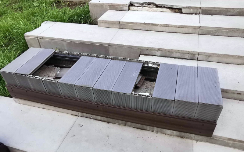 3/5 Zniszczone siedziska na schodach w parku Róż