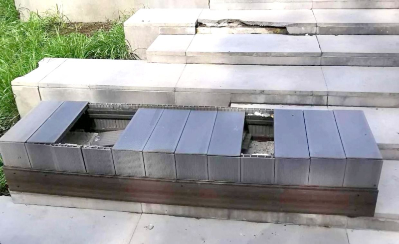 4/5 Zniszczone siedziska na schodach w parku Róż