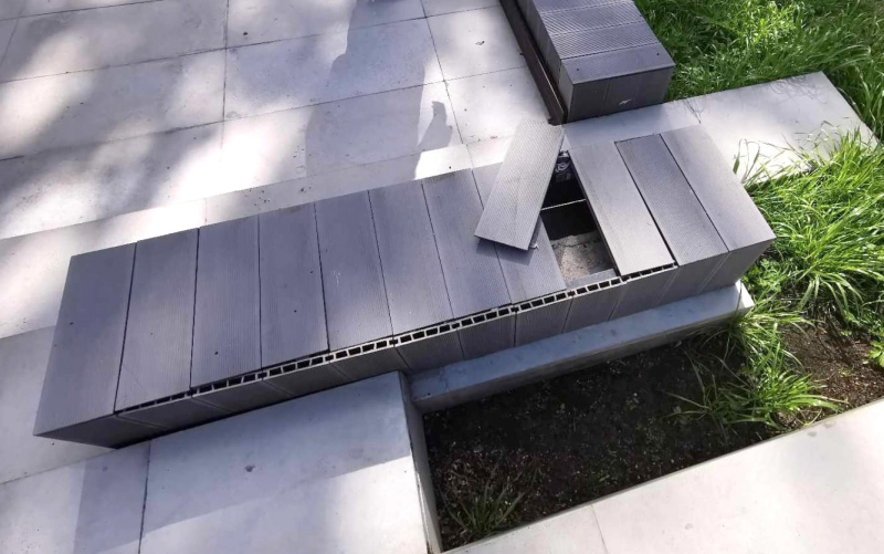 5/5 Zniszczone siedziska na schodach w parku Róż