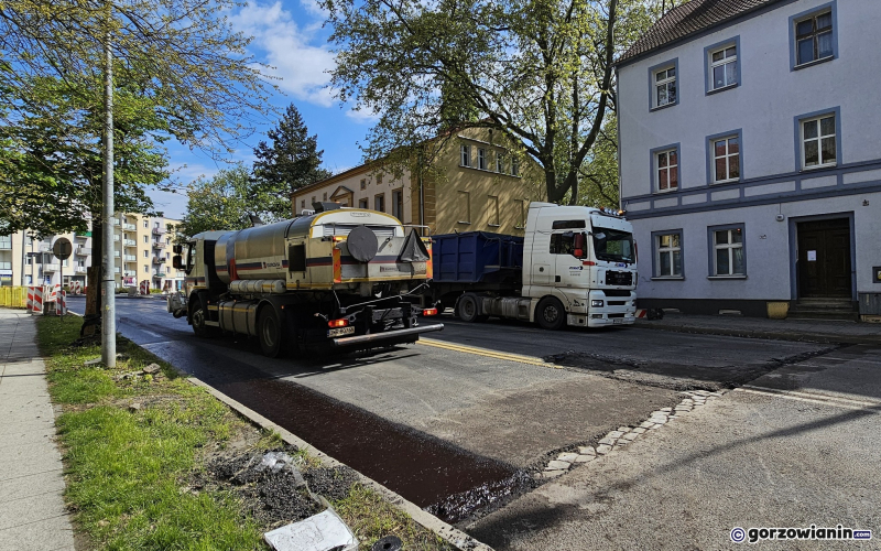 3/10 Trwa wylewanie asfaltu na zamkniętym rondzie Kosynierów Gdyńskich
