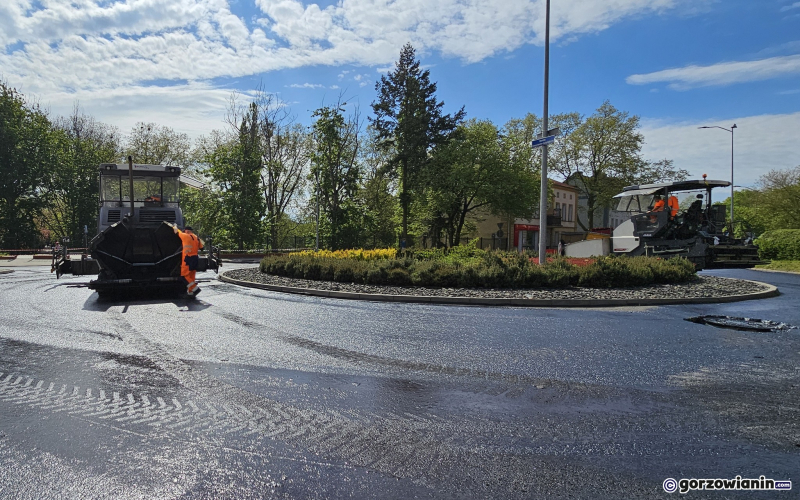 4/10 Trwa wylewanie asfaltu na zamkniętym rondzie Kosynierów Gdyńskich