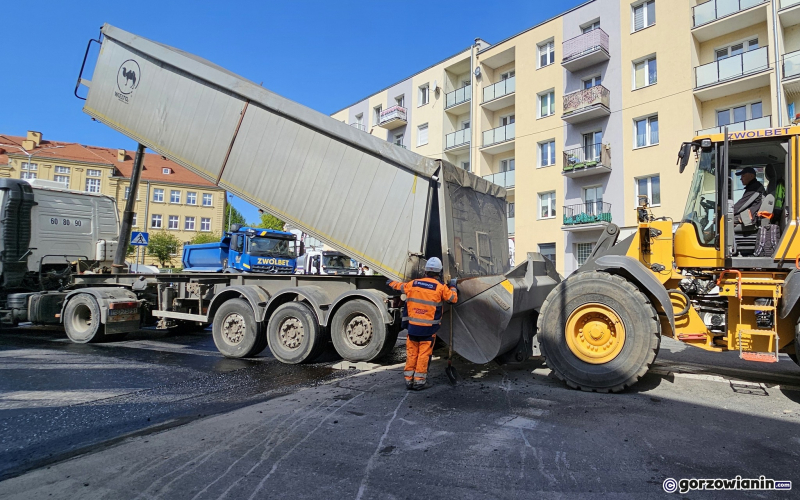 7/10 Trwa wylewanie asfaltu na zamkniętym rondzie Kosynierów Gdyńskich