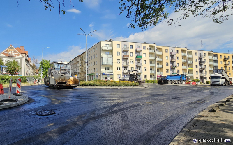 10/10 Trwa wylewanie asfaltu na zamkniętym rondzie Kosynierów Gdyńskich