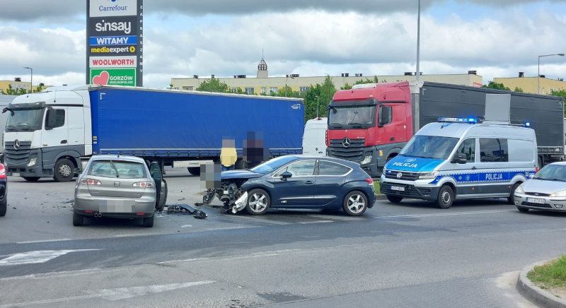 1/3 Kolizja przy Niepodległości. Kierowca uciekł z miejsca zdarzenia