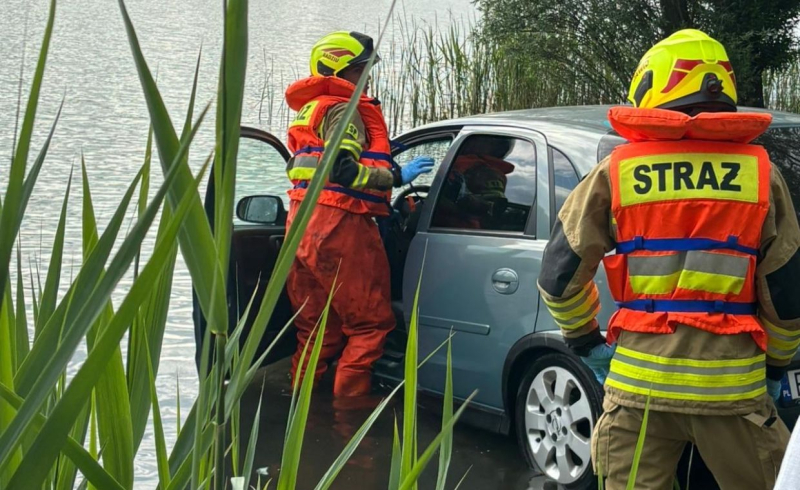 2/5 Opel wpadł do jeziora w Kłodawie