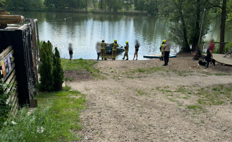 4/5 Opel wpadł do jeziora w Kłodawie