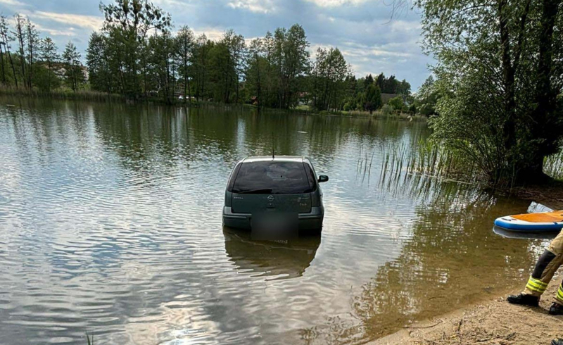 5/5 Opel wpadł do jeziora w Kłodawie