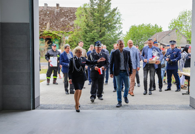 4/13 Strażacy z Łośna mają nową remizę za ponad dwa miliony złotych! Obiekt robi wrażenie