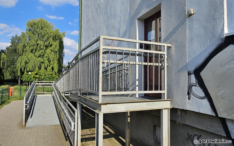 3/5 SM Górczyn zamyka drzwi do bloku od strony podjazdu 