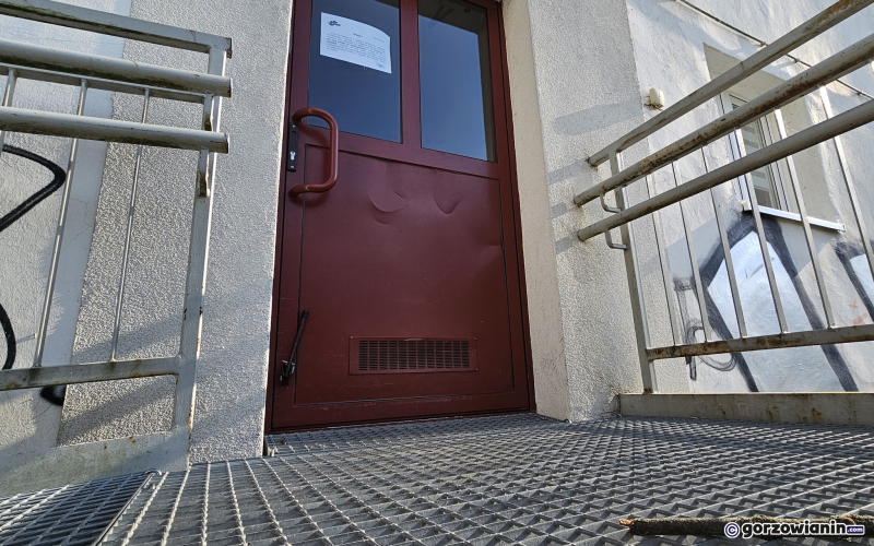 4/5 SM Górczyn zamyka drzwi do bloku od strony podjazdu 