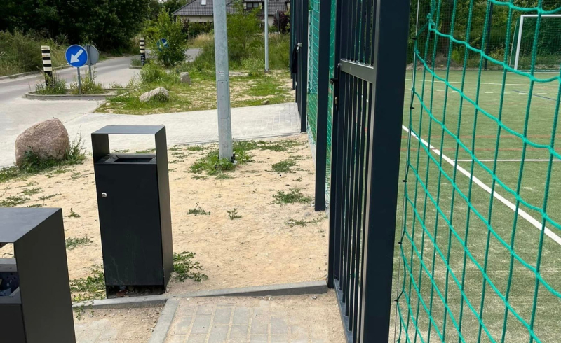 3/6 Mieszkańcy posprzątali teren wokół boiska na os. Europejskim