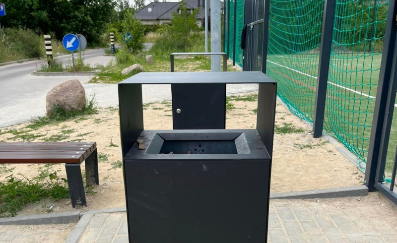 4/6 Mieszkańcy posprzątali teren wokół boiska na os. Europejskim